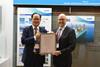Odin Kwon, CTO of DSME (l), receives the AiP certificates from Johan Petter Tutturen, DNV GL – Maritime business director gas carriers Photo: DNV GL
