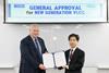 Seung Ho Jeon, Executive Vice President of HHI receiving the GASA certificate from Vidar Dolonen, DNV GL Regional Manager for Korea & Japan. (credit: DNV GL)