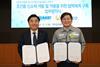 Executive Vice President Choi Dong-gyu (right), head of Daewoo Shipbuilding & Marine Engineering Central Research Institute, and Vice President Se-don Joo, director of POSCO Research Center signed the cooperation agreement on 13 December.