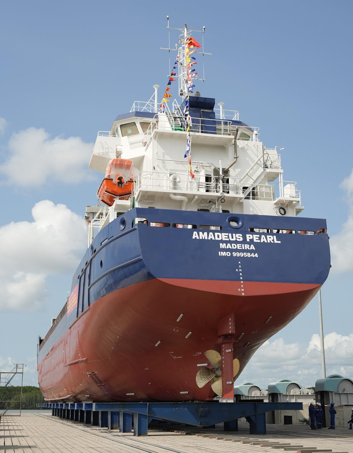 Damen delivers first of three combi freighters | News
