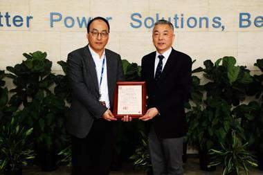 Meng Lingyi, General Manager of China Classification Society (CCS) Shanghai Branch, awarded an Approval in Principle (AiP) certificate to an onboard carbon capture and storage system developed by SMDERI in February 2022.
