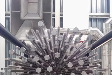 Membrane bundle for ammonia cracking reactor