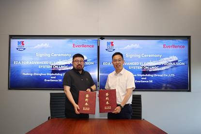 Pan Ke, head of sales & projects, Four-Stroke Everllence China and Yang Chunhua, technical centre deputy director Hudong-Zhonghua