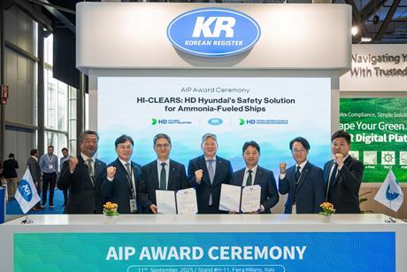 Ryu Hongryeul, EVP, HD HHI (third from left); Lee Yongsok, EVP, KR (centre) and Yoo Byungyong, SVP, HD KSOE (third from right)