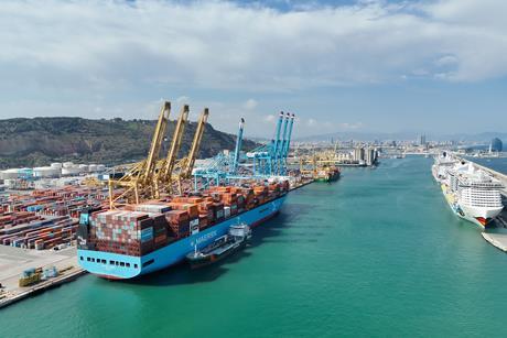 The fuel supply vessel Bahía Candela and the container ship Antonia Maersk during a bioethanol bunkering at the Port of Barcelona