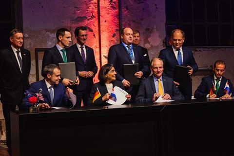 Signing the agreement to explore a renewable hydrogen corridor in Europe