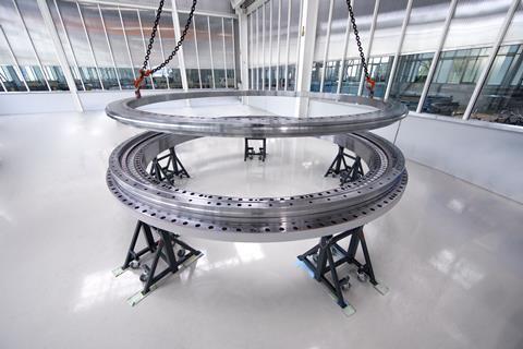 liebherr-assembly-of-mooring-bearing_high-res