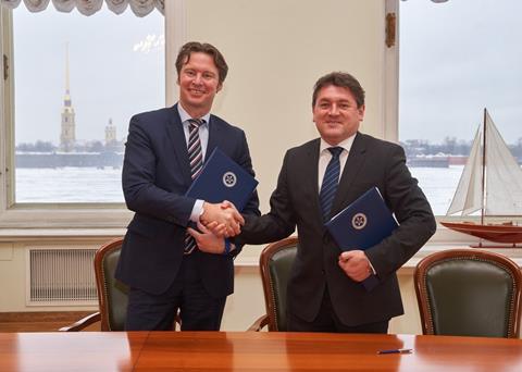 Knut Ørbeck-Nilssen, DNV GL’s CEO (l) and RS director general, Konstantin Palnikov, sign the cooperation agreement between the two classification societies