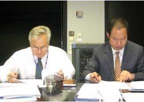 Luis García, general manager Sener, and Desheng Rao, deputy director CSDDC, signing the agreement