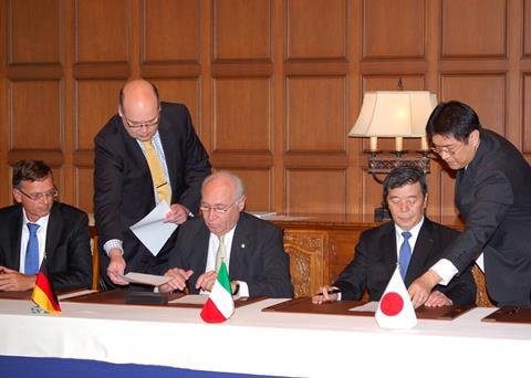 Pier Luigi Foschi, chairman of Costa Crociere, (centre) and Hisashi Hara, director, executive vice president and general manager of shipbuilding & ocean development business of MHI (second from right) sign the contract