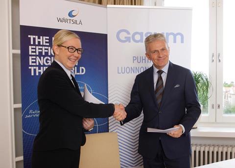 Johanna Lamminen, CEO of Gasum and Jaakko Eskola, president and CEO of Wärtsilä, conclude a wide cooperation to develop LNG markets