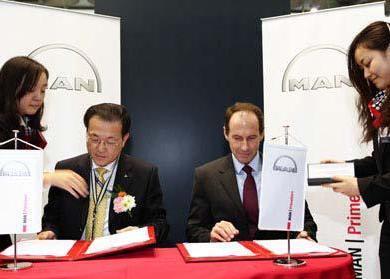 Chang Hua Ming – GM of COSCO Shanghai, and Dr. Stephan Timmermann – MAN Diesel & Turbo executive board, sign the contracts at Marintec, Shanghai